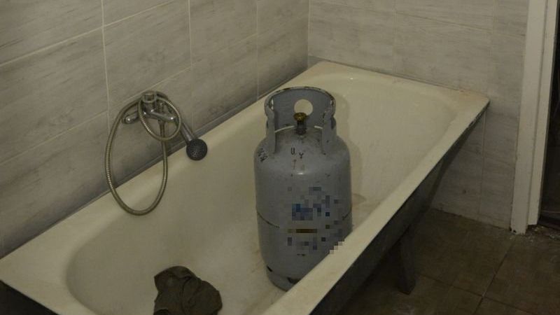 Ząbkowice Śląskie. Policjanci uratowali życie mieszkańców kamienicy. Wynieśli z mieszkań rozgrzane butle z gazem