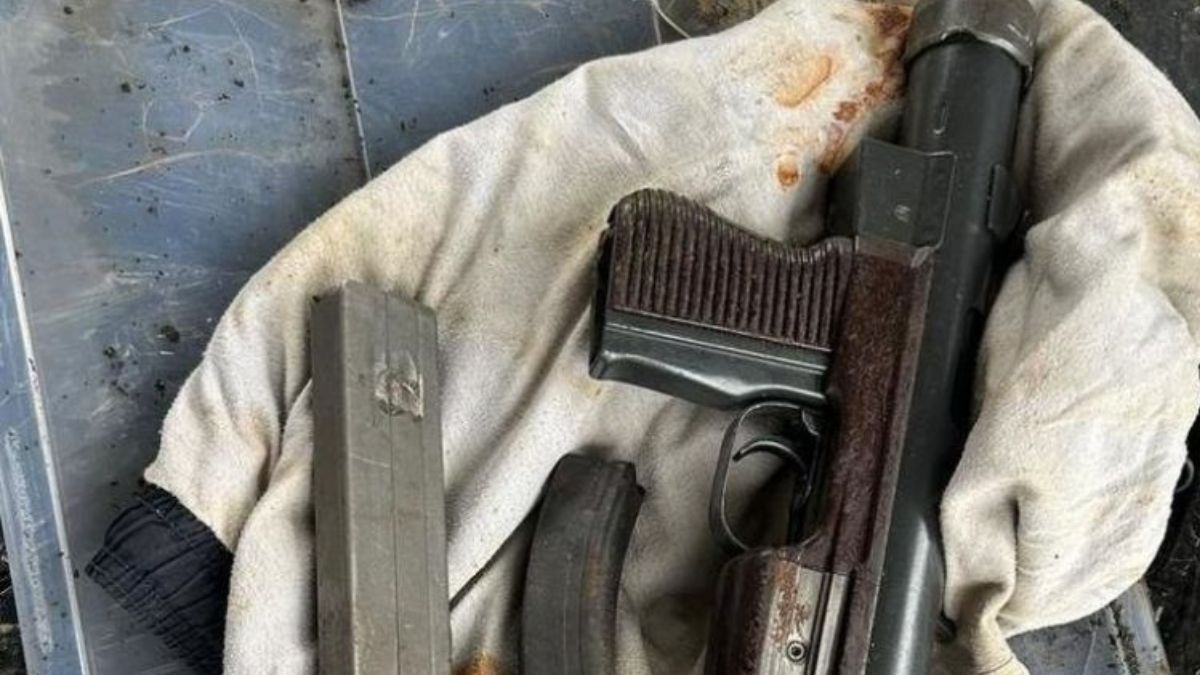 Funkcjonariusze znaleźli zakopany w ziemi kontener z bronią palną i amunicją