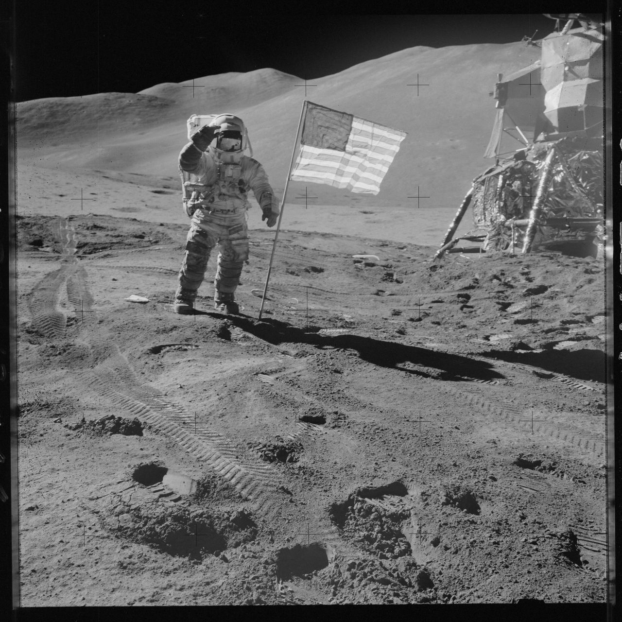 Wybraliśmy kilka ciekawych kadrów, jednak jeżeli macie chwilę, to warto wybrać się na Księżyc z misją Apollo 11.