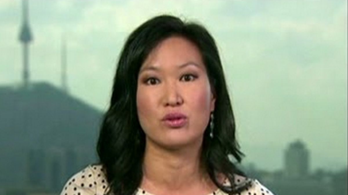 Dziennikarka CNN Kyung Lah prowadziła relację na żywo z centrum Maricopa, gdy pojawili się protestujący.