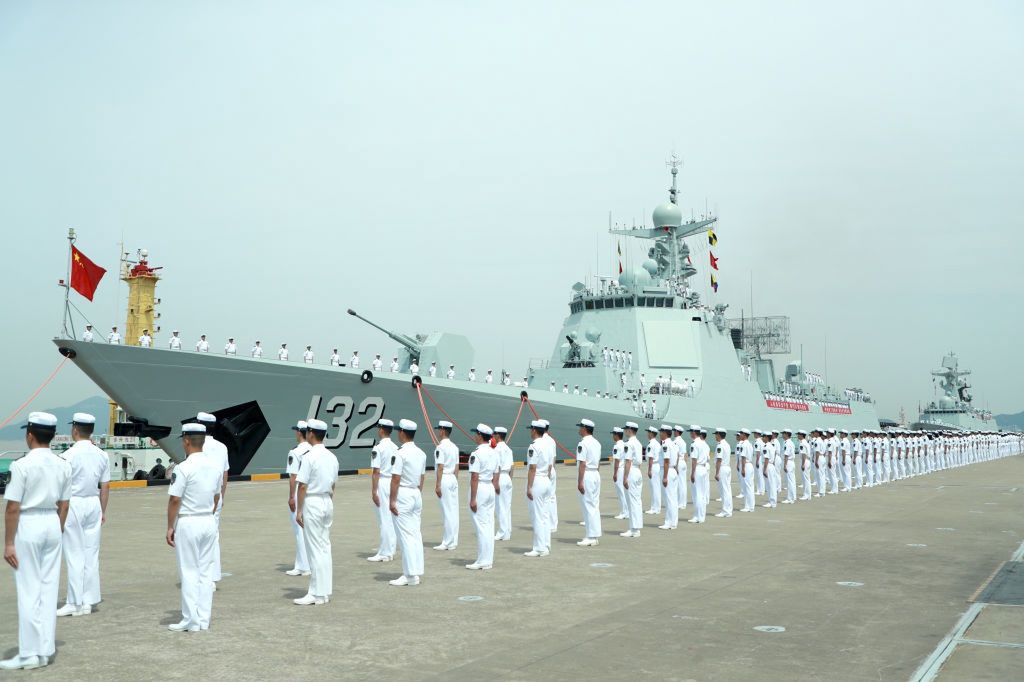 Chiński okręt w porcie w Zhoushan