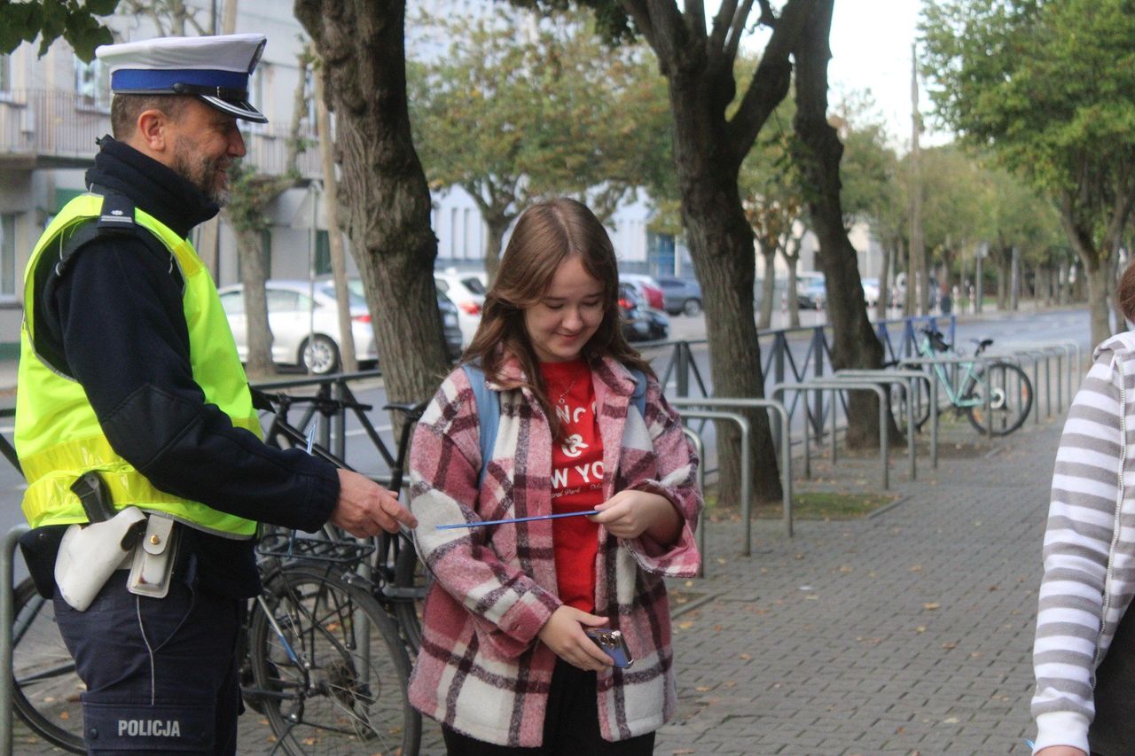 Bełchatów: Odblaski ratują życie - wspólna akcja Policji i Starostwa Powiatowego w ramach kampanii "Bezpieczna droga do szkoły"