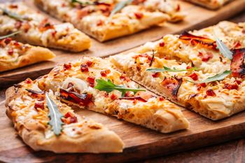 Odkąd spróbowałam, piekę zamiast zwykłej pinsy. Idealna przekąska na imprezę karnawałową