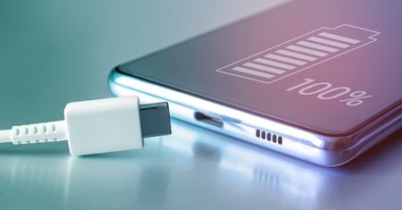Smartfon, którego nigdy nie trzeba ładować. Sekret? Bateria atomowa