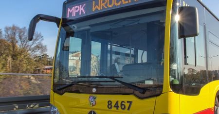 Odmrażanie gospodarki. Apel prezesa MPK Wrocław wysłuchany. Do tramwaju i autobusu wejdzie więcej osób
