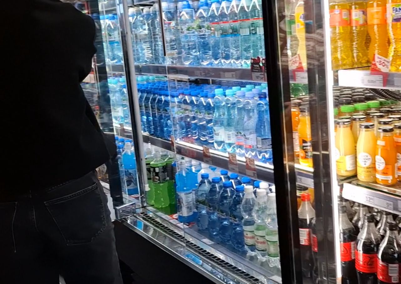 Butelka wody kosztuje krocie. Nie wszyscy wiedzą, jak zaoszczędzić