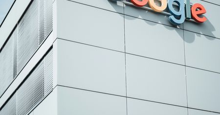 Google zaprezentował swoją odpowiedź na GPT-4o. Co potrafi jego nowy asystent AI?