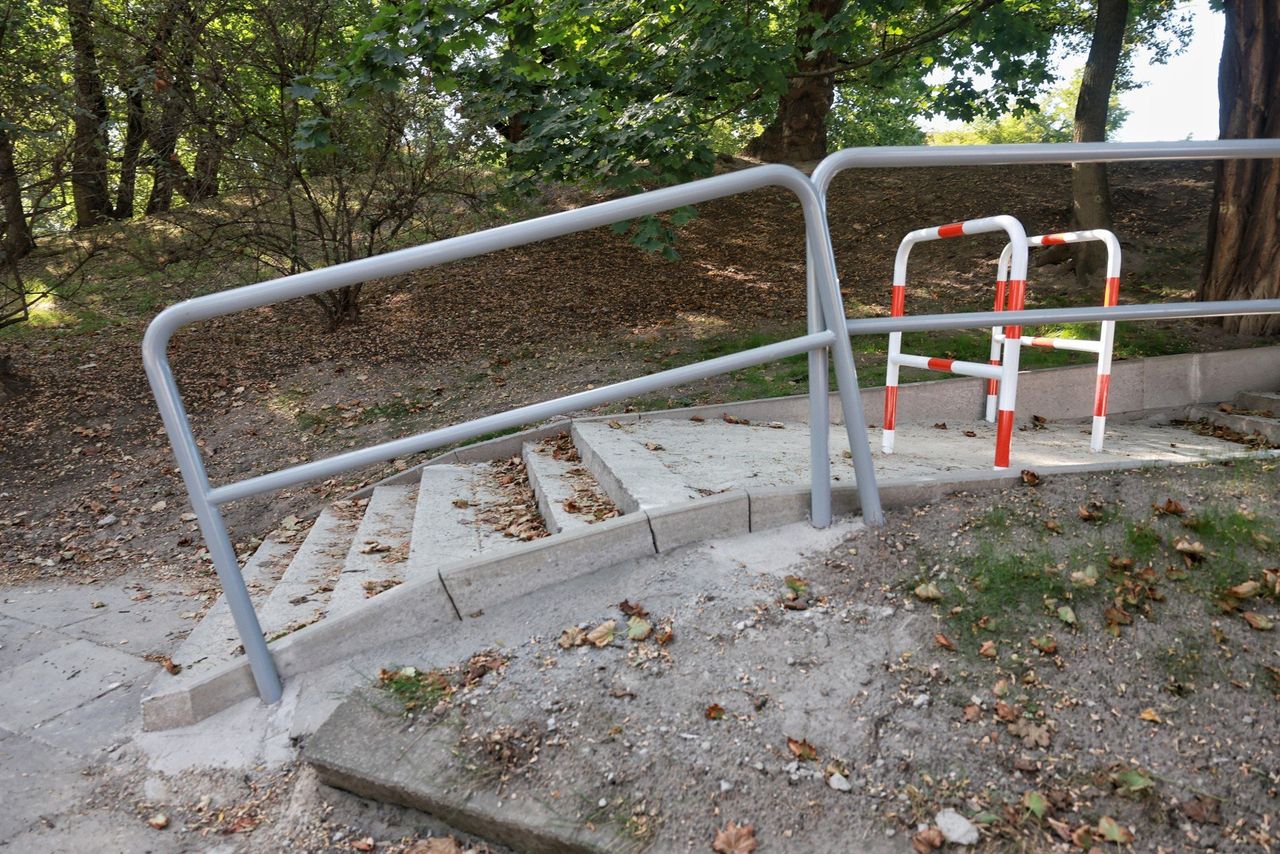 Poznań: Kuriozalny remont schodów. Barierki są ustawione "na zakładkę"