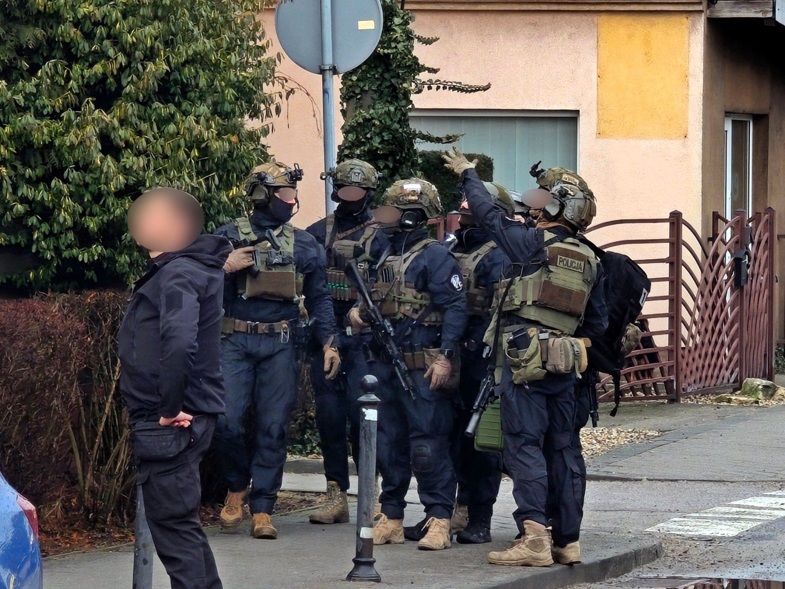 Odpowie za groźby i czynną napaść na policjantów