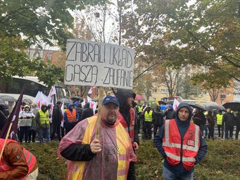 Poznań: Wielki protest pracowników Enea. Na miejscu kilkaset osób