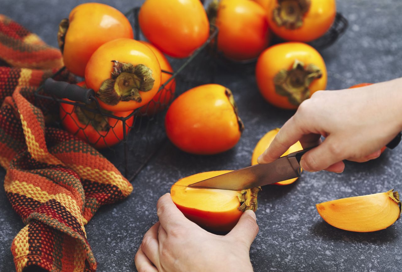 Kaki, czyli perła jesieni. Jak jeść ten egzotyczny owoc? Przepisy na smaczne dania
