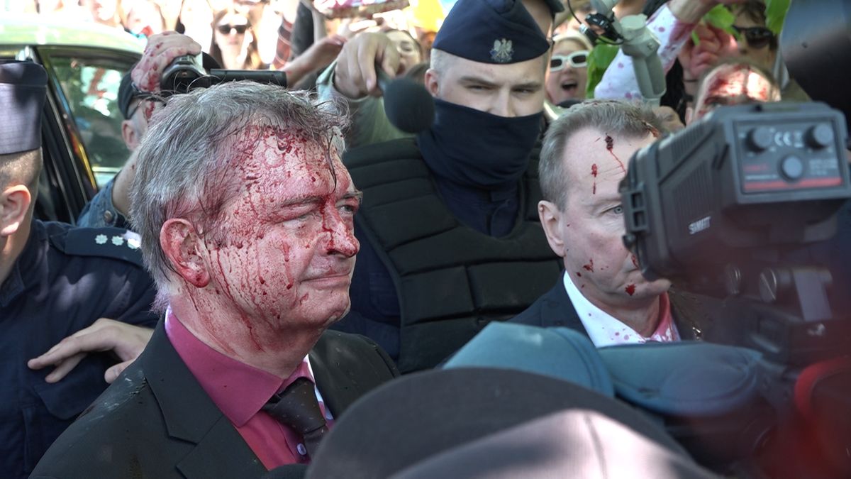 Ukraińska aktywistka opuszcza Warszawę po oblaniu czerwoną substancją ambasadora Rosji 