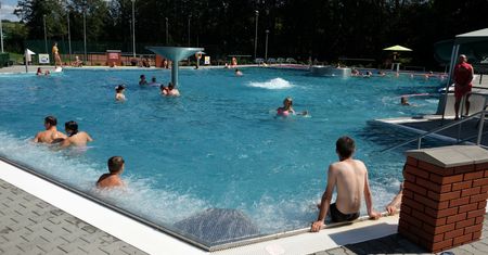 W wakacje na odkryty basen. Gdzie jest najtaniej? Porównujemy ceny