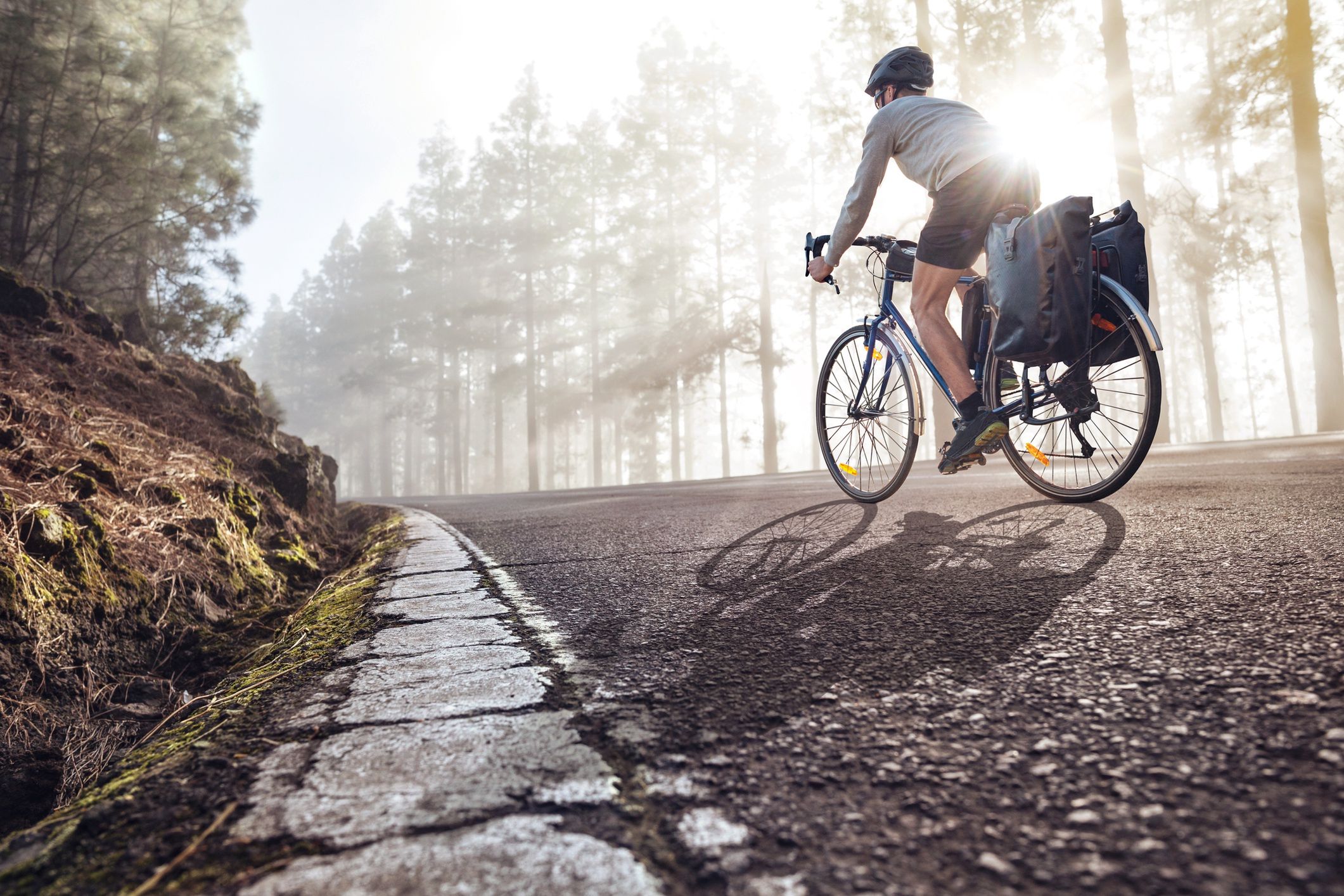 Bikepacking to sposób na podróżowanie rowerem, który zakłada przewożenie bagażu ze sobą w specjalnych sakwach.