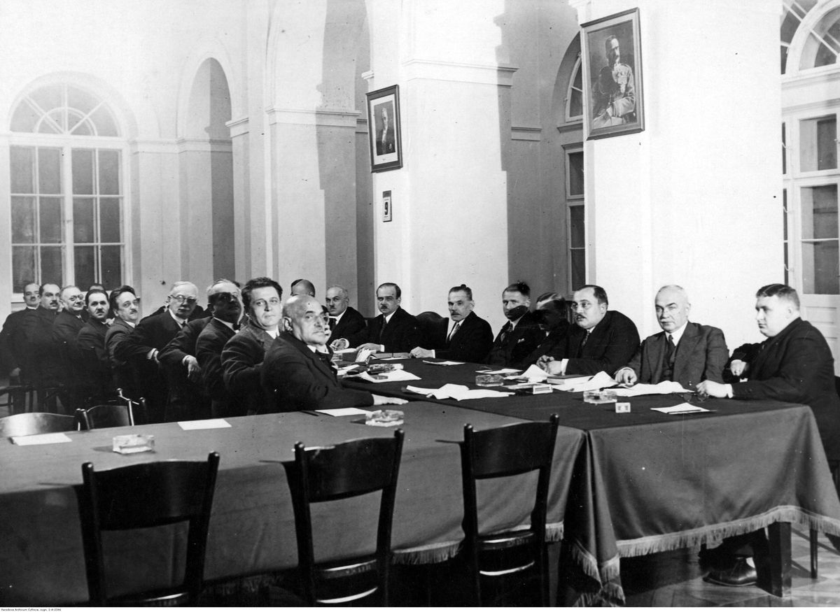 Warszawa, 9 listopada 1929. Posiedzenie Rady Finansowej, wiceminister skarbu Stefan Starzyński (jako piąty z prawej strony), fot. NAC
