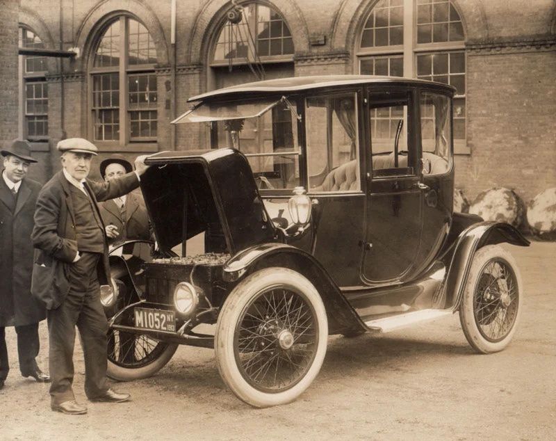Thomas Alva Edison przy samochodzie elektrycznym.