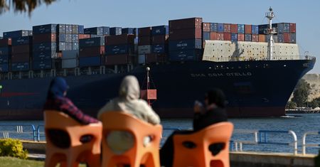 Wąskie gardło światowego transportu jeszcze węższe. Firmy biją na alarm