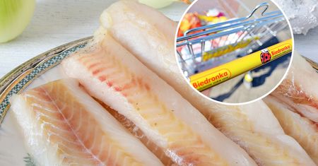 Biedronka zaszalała z ceną, Lidl też kusi. Ta niedoceniona ryba jest przepyszna z piekarnika