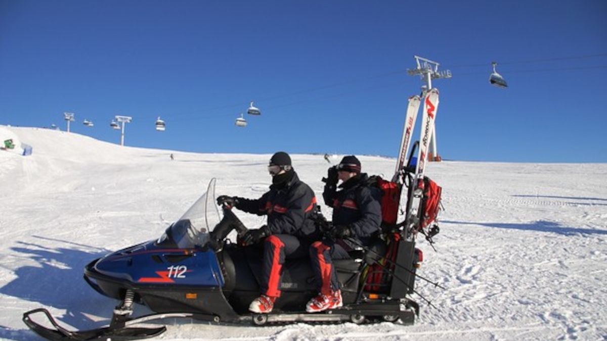 Włoscy karabinierzy patrolują stoki narciarskie (zdjęcie ilustracyjne)