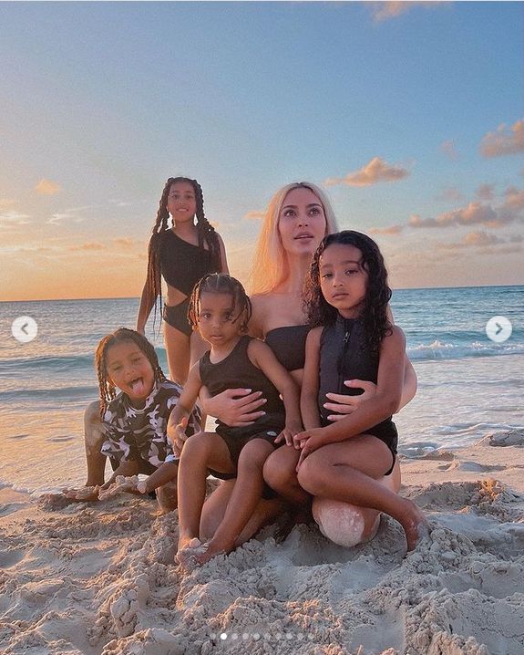 Kim Kardashian szaleje na plaży podczas sesji zdjęciowej z dziećmi