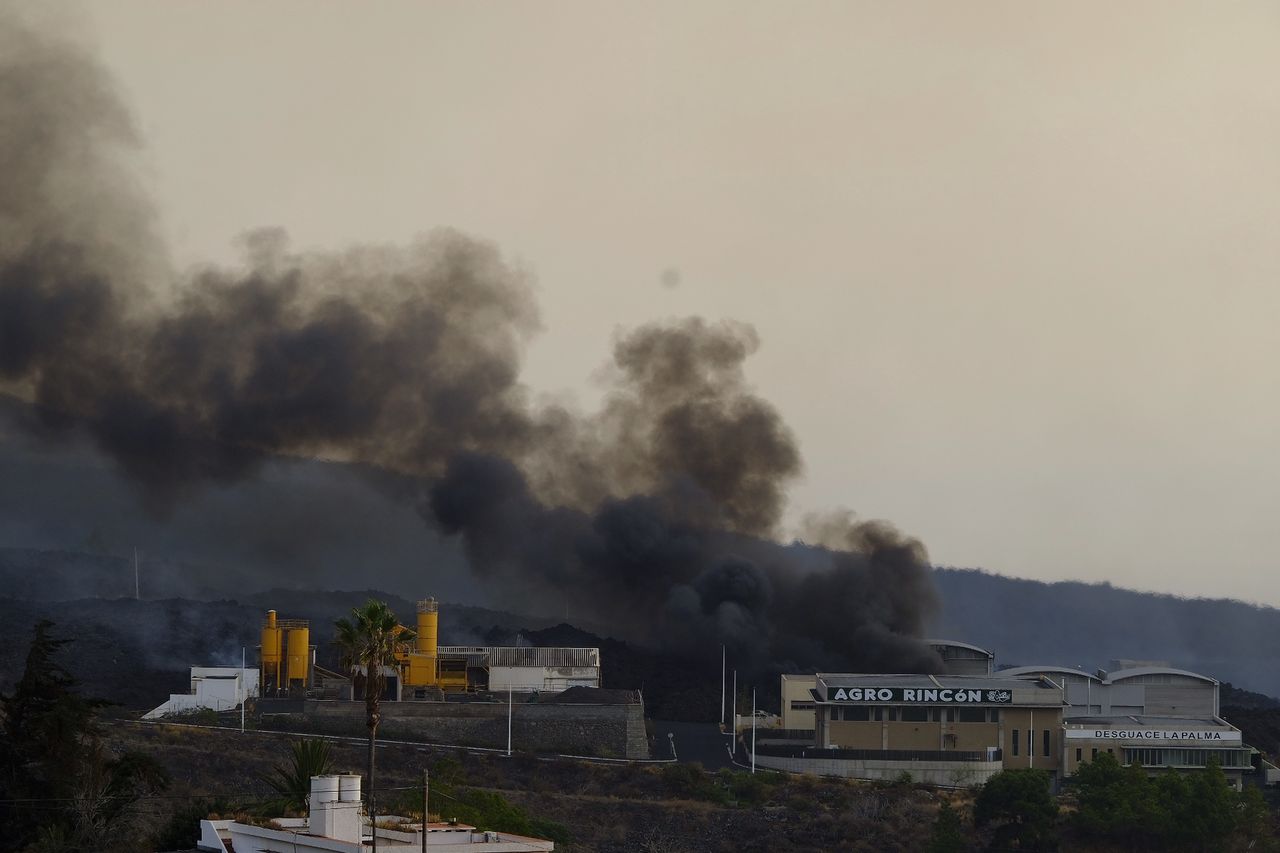 La Palma. Lawa wdarła się do fabryki chemicznej