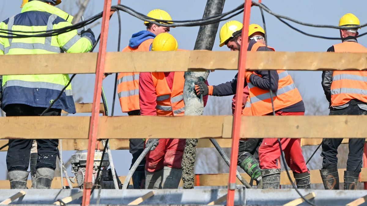 Budowa mostu na Dunajcu w Ostrowie
24.03.2022  Ostrow k.Tarnowa Prace przy przebudowie mostu na Dunajcu w Ostrowie   fot. Tadeusz Koniarz/REPORTER
Tadeusz Koniarz/REPORTER