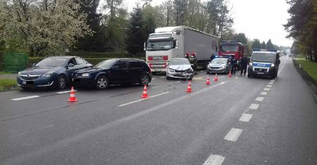 Wypadek w Lasach. Golf staranował radiowóz nieoznakowany. Pięć osób w szpitalu (zdjęcia)