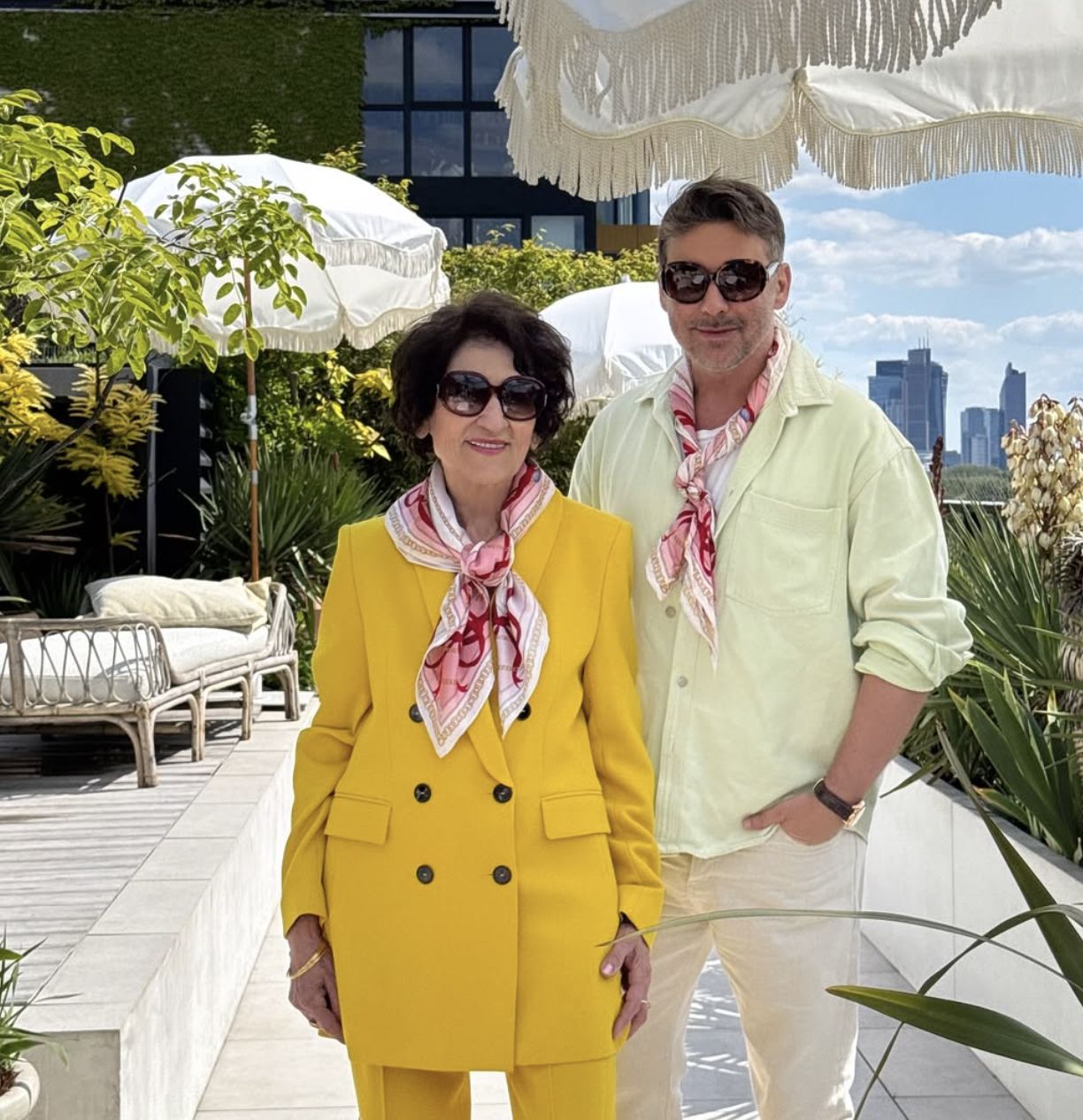 Marcin Tyszka na tarasie z mamą