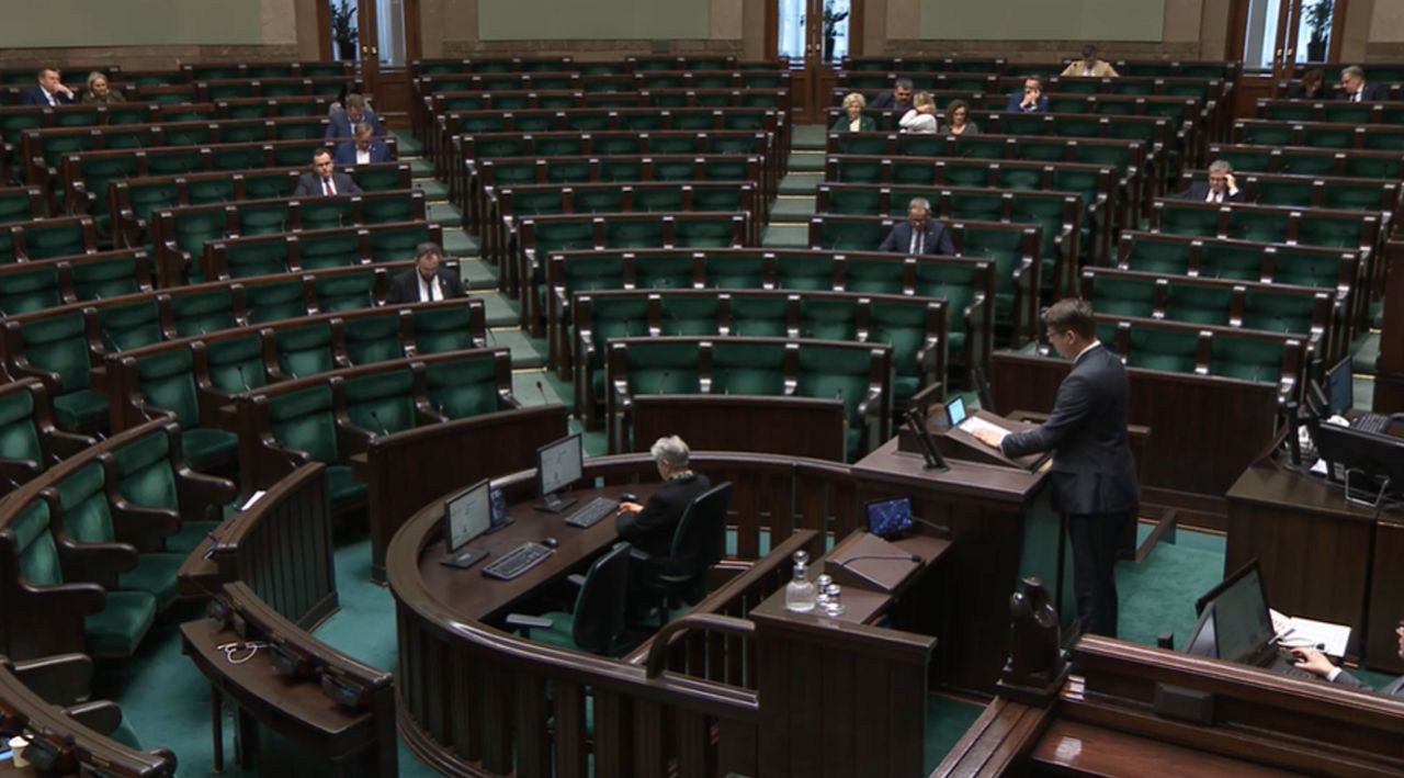 Pustki na sali sejmowej. Ważna debata na Wiejskiej [RELACJA NA ŻYWO]