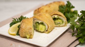 Panierowane roladki z kurczaka, które nie ociekają tłuszczem. Za to chrupią aż miło, a zielone wnętrze to niespodzianka
