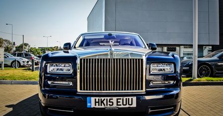 Dlaczego Rolls-Royce jest samochodem, który warto wybrać do przejażdżki życia?