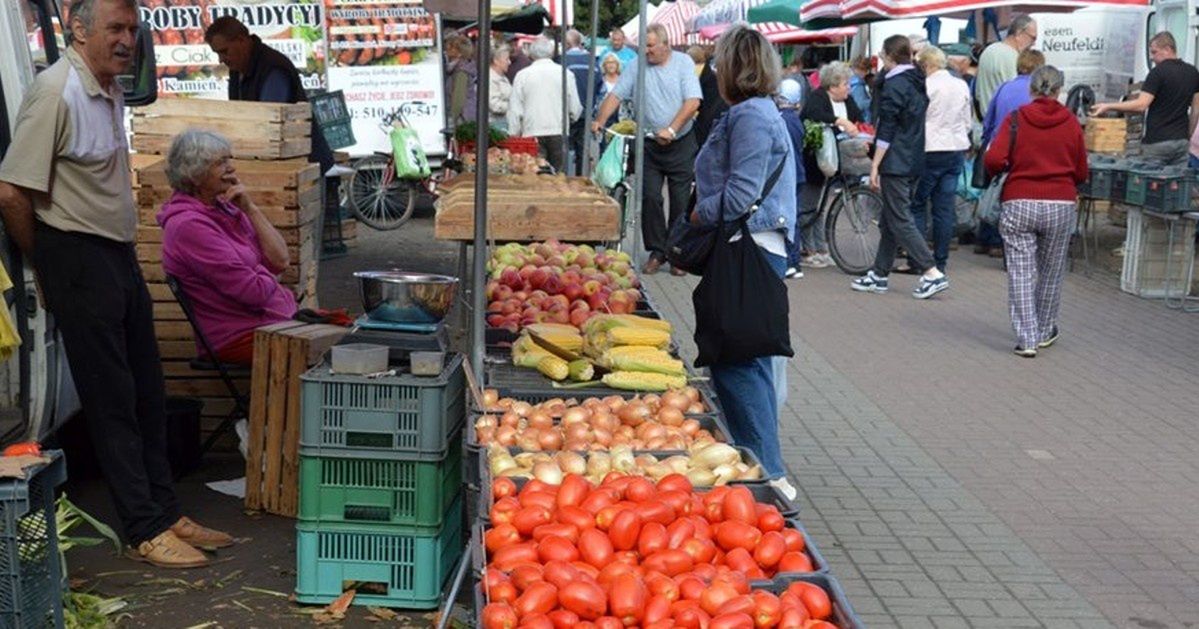 Stalowa Wola: Targ pełen świeżych warzyw i owoców. Na straganach najwięcej pomidorów, jabłek i śliwek