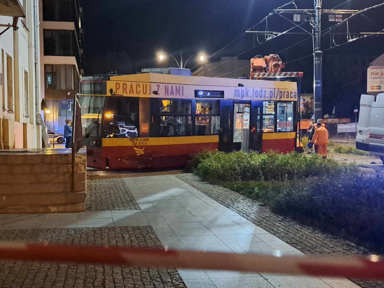Łódź: Tramwaj wypadł z szyn po zderzeniu z autem