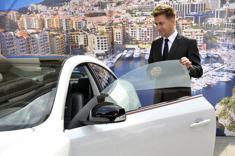 Rafał Królikowski i Renault Laguna Coupe (fot. bkev.pl)
