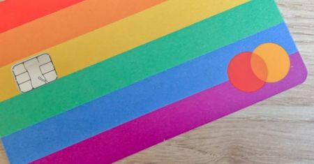 Sprzedająca odmówiła przyjęcia płatności tęczową kartą. Skojarzyła się jej z LGBT