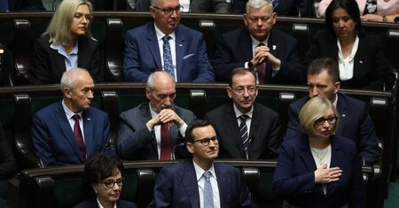 Smutne miny w PiS. Zaczęła się "depisyzacja"