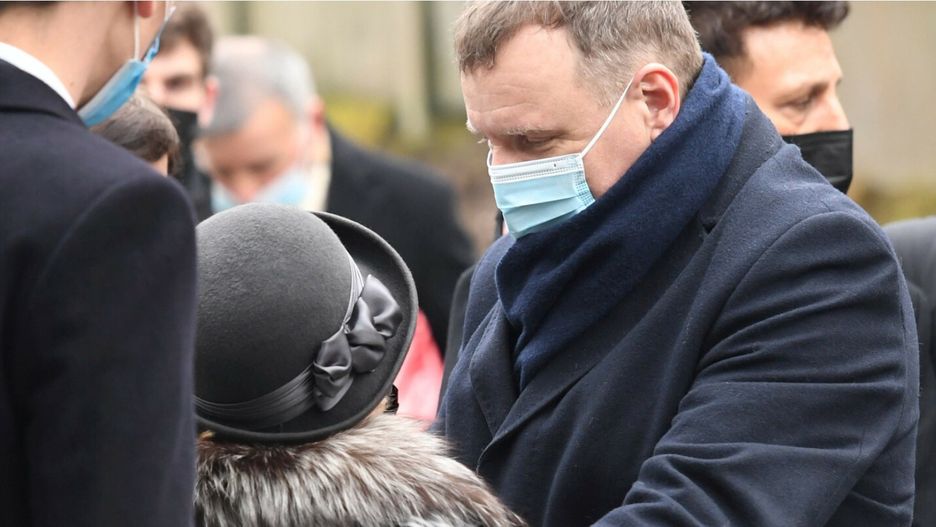 Jacek Kurski na pogrzebie Piotra Świąca.