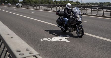 Motocykle wjadą na stałe na buspasy w Warszawie. Program pilotażowy przyniósł pozytywne efekty