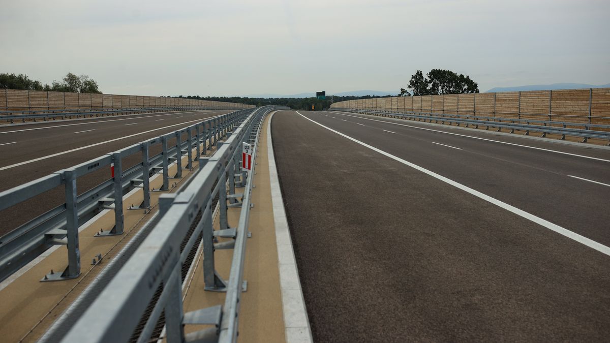 Oświęcim, 21.08.2025. Nowo wybudowana droga ekspresowa S1 Oświęcim - Dankowice i obwodnica Oświęcimia w ciągu DK44, 21 bm. (jm) PAP/Jarek Praszkiewicz