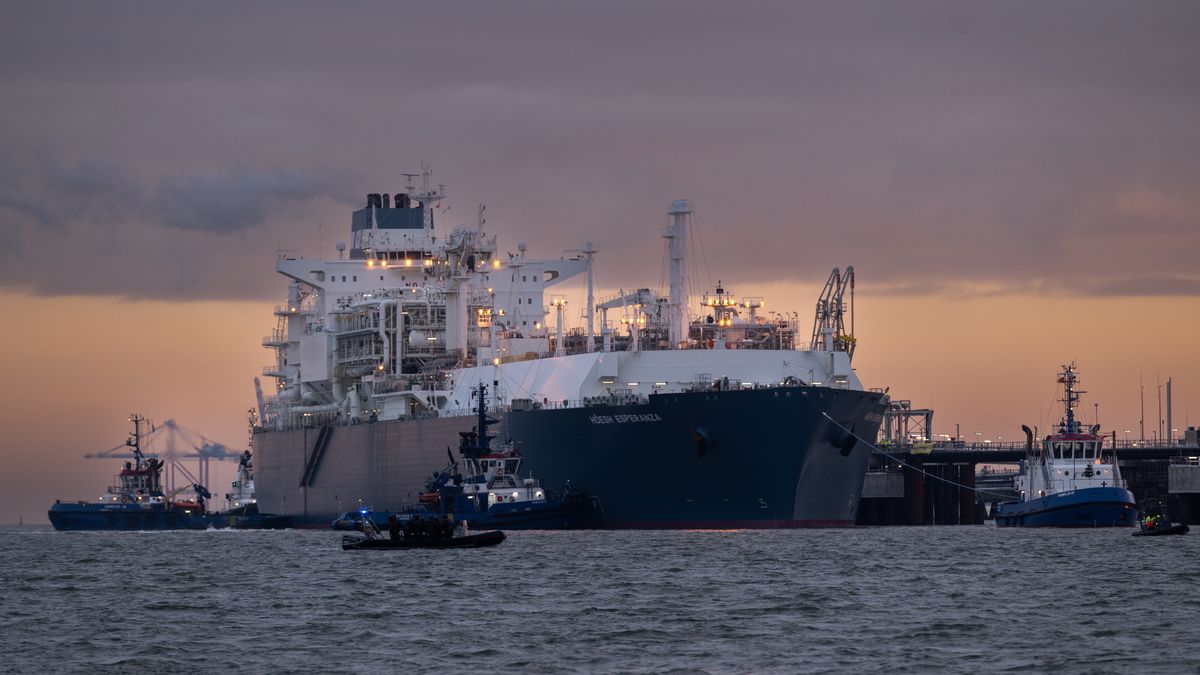 WILHELMSHAVEN, GERMANY - DECEMBER 15: The Hoegh Esperanza,ì an FSRU ship, arrives to dock at the new LNG terminal on January 15, 2022 in Wilhelmshaven, Germany. The ÑHoegh Esperanzaì FSRU is a floating facility that will convert liquified natural gas (LNG) arriving on LNG ships into a gaseous state and pump the gas directly into Germany's northern natural gas pipeline network from the Wilhelmshaven site. The new terminal, which will be officially inaugurated this coming Saturday, is one several new LNG terminals Germany is building on its northern coasts as it seeks to pivot away from its previous reliance on natural gas imports from Russia. (Photo by David Hecker/Getty Images)