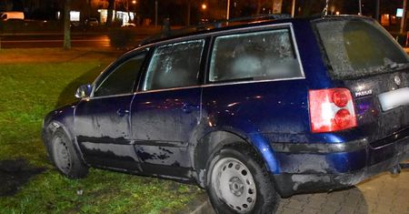 Pijany pasażer miał dość czekania na kierującą. Wziął sprawy w swoje ręce
