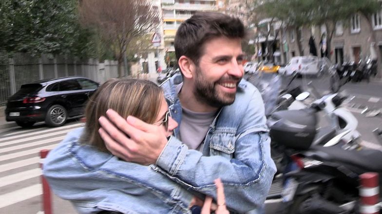 Gerard Pique spaceruje z kochanką po Barcelonie. Dopisywały im humory (ZDJĘCIA)