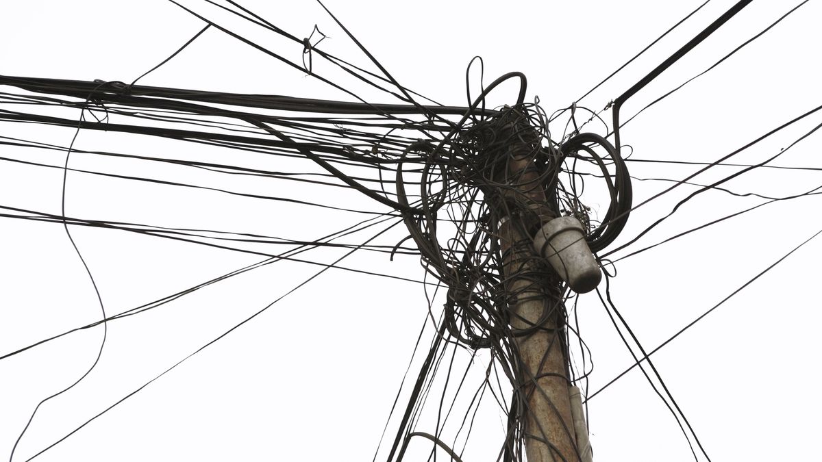 Mieszkańcy chcą światłowodu zamiast kabli nad ziemią 