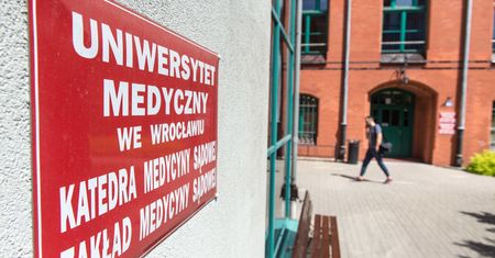 Zmasakrowane zwłoki w mieszkaniu. Sprawca nic nie pamięta