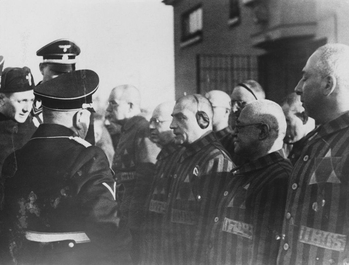 Profesor Landra przesłuchuje więźniów w Sachsenhausen w Niemczech