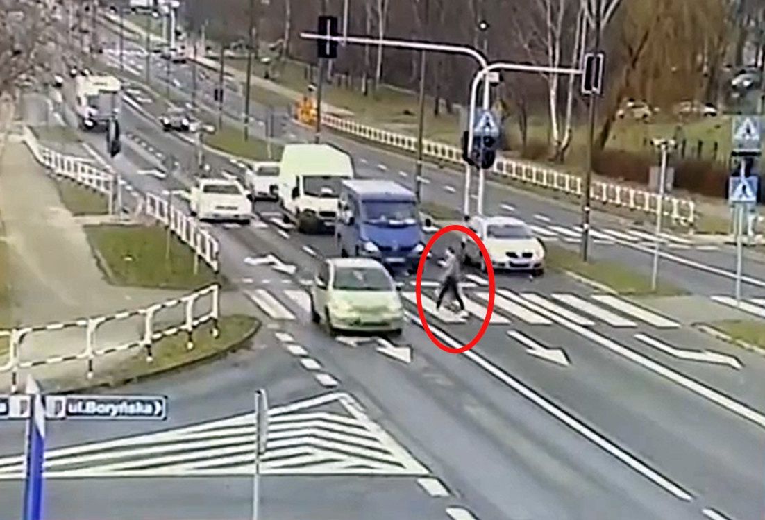 Auta obok zatrzymały się przed pasami? To pewnie nie był przypadek