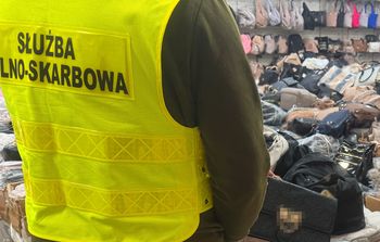 Wólka Kosowska. Prawie 3 tys. podrabianych torebek w rękach KAS
