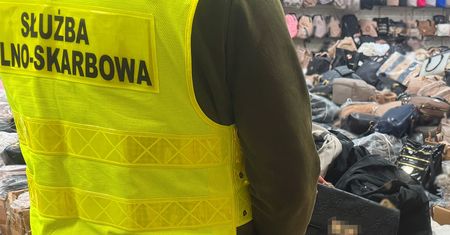 Wólka Kosowska. Prawie 3 tys. podrabianych torebek w rękach KAS