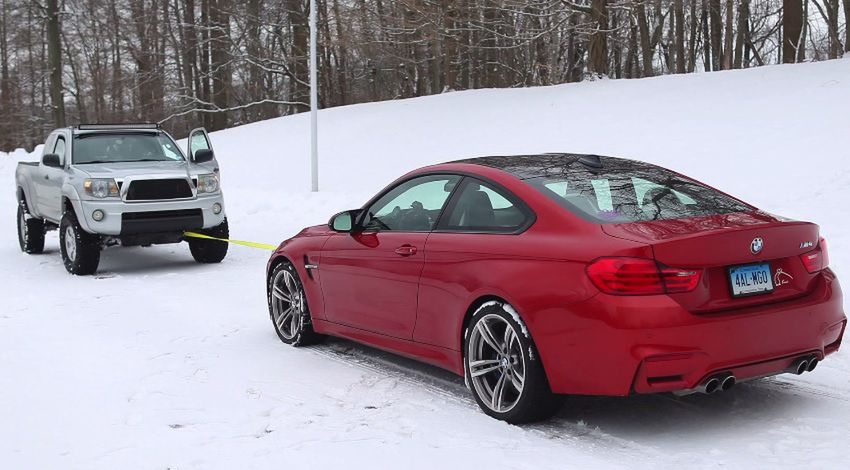 Toyota Tacoma kontra BMW M4 - pojedynek siły na śniegu