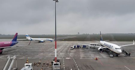 Dwóch Polaków i Bułgar zatrzymanych na lotnisku w Poznaniu